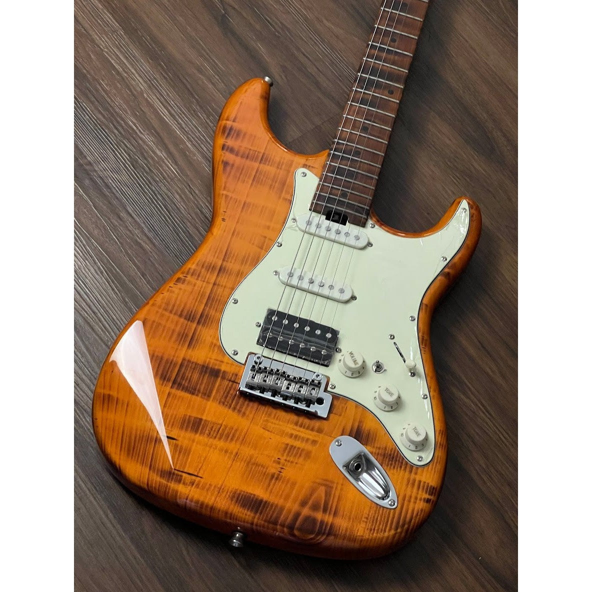 Đàn Guitar Điện Sqoe SEST980 HSS, Maple Fingerboard, Tiger - Việt Music