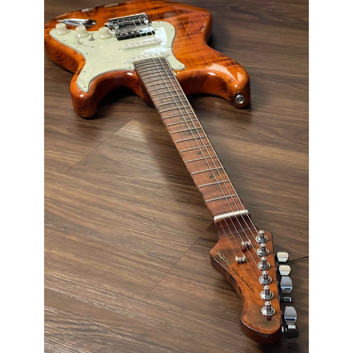 Đàn Guitar Điện Sqoe SEST980 HSS, Maple Fingerboard, Tiger - Việt Music