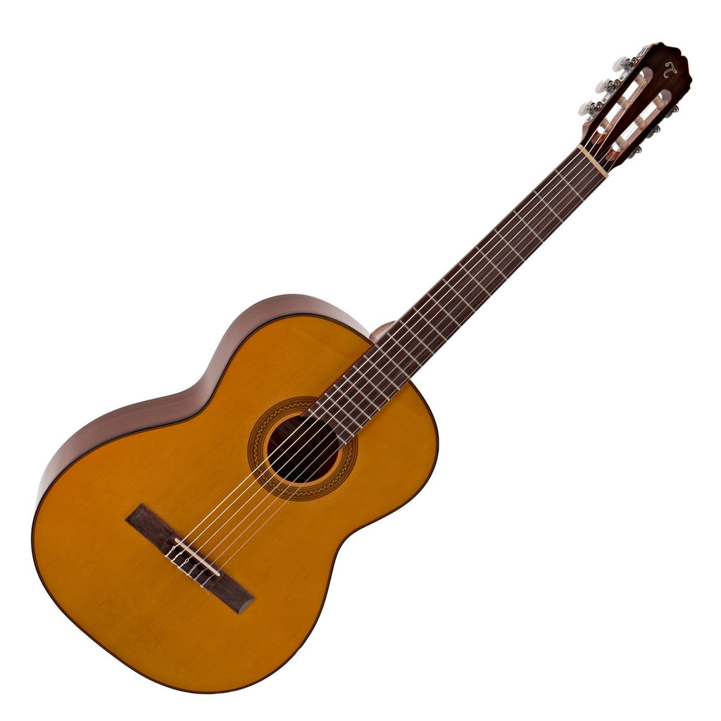 Takamine GC1-NAT 面板採用 Sitka 木材，背部和側面採用桃花心木