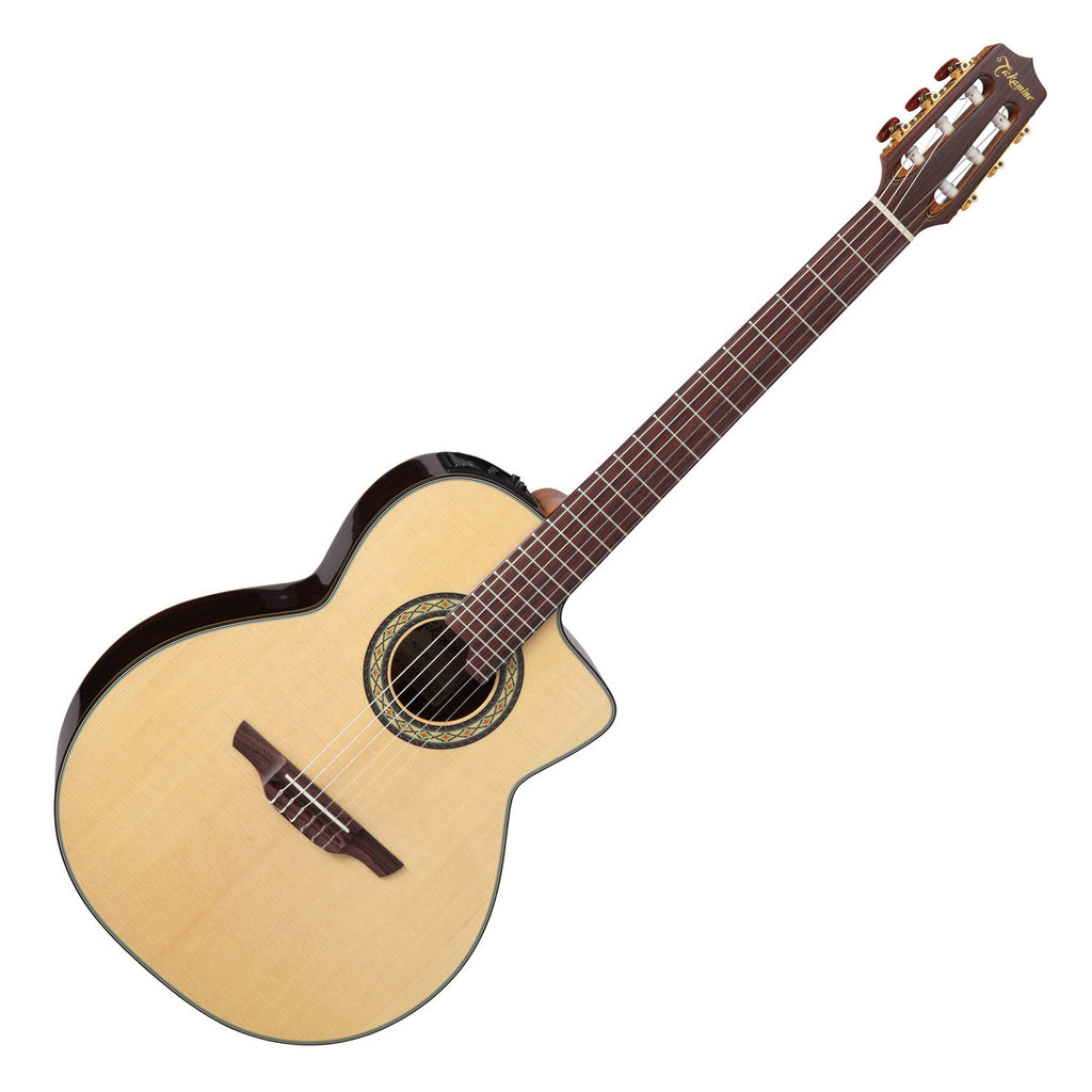 Takamine TC135SC sử dụng gỗ nguyên tấm Vân sam Sitka cho mặt trên, lưng và hông đàn được sử dụng gỗ Hồng sắc, hệ thống pickup CTP-3 preamp