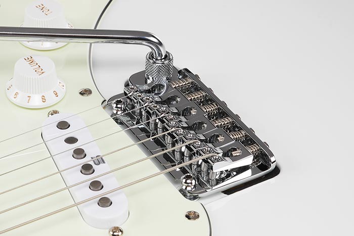 Tremolo Gotoh® T1702B。